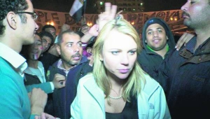 На журналістку американського телеканалу Сі-Бі-Ес Лару Логан напали посеред площі Тахрір у єгипетській столиці Каїр у лютому 2011-го. У той час там відбувалися протести. На фото кореспондентка за мить до того, як її повалили, зірвали одяг і, за її словами, зґвалтували руками. Опозиціонери кажуть, тепер таке трапляється раз по раз