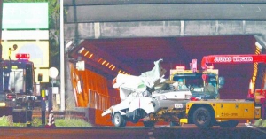 Евакуатор витягає розчавлений автомобіль із тунелю Сасаго, що обвалився в японській префектурі Яманасі. Поліція повідомила про дев’ятьох загиблих у трьох машинах. Хоча обвал стався о 8.00 за місцевим часом, діставати людей з-під руїн почали через 7 годин. Спочатку довелося загасити пожежу — дві автівки вибухнули одразу після обвалу