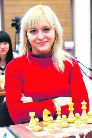 Ганна Ушеніна навчилася грати в шахи в сім років. 2006-го отримала золоту медаль на Олімпіаді в Турині, 2008-го — ”срібло” в Дрездені