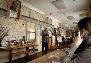 Костянтин Тищенко проводить заняття в навчальному лінгвістичному музеї при Київському національному університеті імені Шевченка