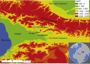 На карті показане розташування трьох палеолітичних пам'яток: Сакажіа, Ортвала і Бронзова печера (Західна Грузія), матеріали яких були датовані авторами публікації