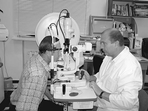 Панченко Григорій Павлович, офтальмолог, проводить діагностику зору пацієнту