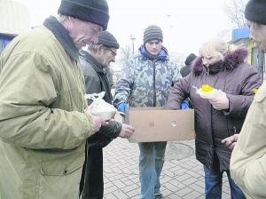 52-річна Олена Бахтєєва щочетверга роздає безкоштовні обіди безхатченкам на залізничному вокзалі у Вінниці. Зазвичай це каша, хліб, котлета чи ковбаса