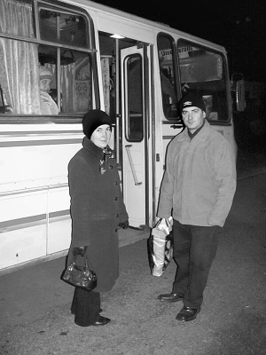 Тальнівчани Майя і Юрій Бондарі стоять біля службового автобуса Ватутінського хлібокомбінату. Їздять ним на роботу за 30 кілометрів
