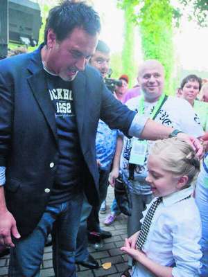 Співак Валерій Меладзе вітається з Анастасією Петрик на фестивалі ”Нова Хвиля” у латвійській Юрмалі торік. 2010-го Анастасія перемогла на дитячій ”Новій хвилі”