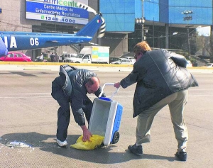 Медики кладуть донорське серце у контейнер із льодом. Стоять на вулиці біля лікарні у мексиканській столиці Мехіко. Серце випало на асфальт, коли працівники перевозили його з міста Леон. Невдовзі орган успішно пересадять хворому