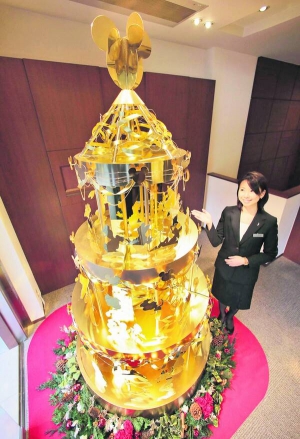 Продавець магазину Томоко Ішібаші показує золоті прикраси, фігурки казкових героїв