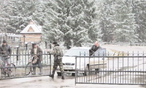 Автомобіль з київськими номерами виїжджає з резиденції президента в селі Стара Гута на Івано-Франківщині у понеділок, 3 грудня. Перед тим охоронець оглянув багажник і попросив водія пройти через металодетектор