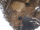 Место прорыва раскопали, яма достигла 2,5-3 м
