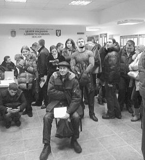 Близько 30 підприємців чекають у холі Дарницької райдержадміністрації об 11 годині 6 грудня. Решта 146 із черги — на вулиці