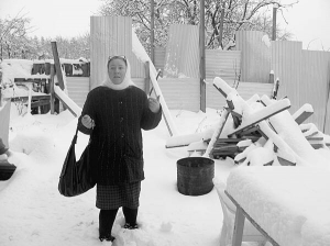 Киянка Ніна Москаленко у власному дворі в провулку Землянському, 14 у Печерському районі столиці. Жінка не погоджується продати свою частину будинку, де живе із сином і матір’ю