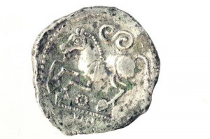 Одна зі срібних монет, що нещодавно знайшли на північному сході Франції