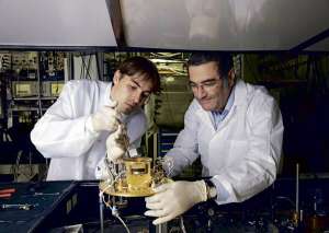 Фізики Ігор Доценко й Серж Харош тримають у паризькій лабораторії пастку для фотонів