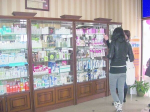 Усі препарати, які надходять на полиці ”Сімейної аптеки”, проходять багаторівневий контроль. В аптеці провізор переглядає кожну упаковку