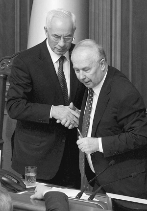 Новообраний спікер Володимир Рибак (праворуч) вітає з призначенням прем’єром Миколу Азарова 13 грудня