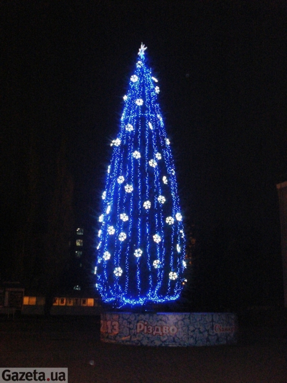 Новогодняя елка перед драмтеатром