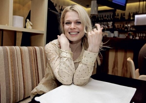 Ольга Фреймут
30 років, телеведуча
Народилася в місті Новий Розділ на Львівщині. Батько – футболіст, мати – майстер спорту з плавання. Справжнє прізвище – Коник. Фреймут – дівоче прізвище матері.
Ступінь магістра міжнародної журналістики отримала у Львівському 
національному університеті 
імені Франка. Також вчилася в Міському 
університеті Лондона.
В Англії працювала офіціанткою, 
згодом – вільним журналістом 
на ”Бі-Бі-Сі”, знімалася у рекламі. 2005-го повернулася в Україну. Шоу ”Ревізор”, яке веде на ”Новому каналі”, здобуло цьогоріч нагороду ”Телетріумф” як найкраща інформаційно-розважальна програма. 
Була заміжня за головним режисером ”5 каналу” Олександром Ракоїдом. 
Має 6-річну доньку Злату від 
британця Ніла