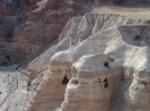 Скеля над Кумраном з Печерою 4, де в 1954 році були знайдені численні фрагменти сувоїв