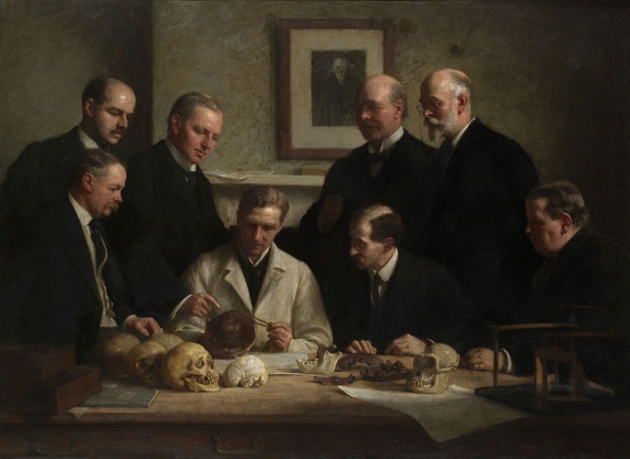 Основні персонажі пілтдаунської історії на тлі портрета Дарвіна. У центрі (сидить, в білому халаті) А. Кіт; ліворуч від нього (стоїть) Г.Е. Сміт; праворуч від нього (стоять) Ч. Доусон і А.С. Вудворт