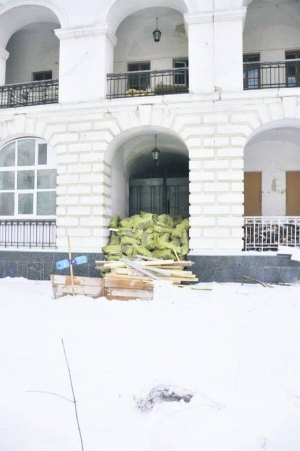 Будівельники товариства ”Укрреставрація” заклали вхід до столичного Гостинного двору мішками з будматеріалами