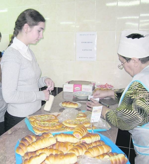 Семикласниця Аріна Антемюк купує булочку у шкільній їдальні. Розраховується карткою