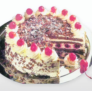 У шоколадні торти із жирним кремом додають заспиртовані вишні. Із ягід можна викласти тварину — символ року