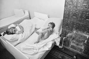 Діти готуються до денного сну у дитсадку №32 на вулиці Коцюбинського у Львові. Дитячі спальні опалюють старими австрійськими печами