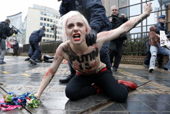 Активістки FEMEN влаштували акцію протесту перед будівлею штаб-квартири Ради Євросоюзу
