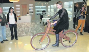 Організаторка виставки голландська дизайнерка Леоне Кюппен катається на дерев’яному велосипеді столичним торговельним центром ”Домосфера”. Такі ровери роблять із дуба й бамбука