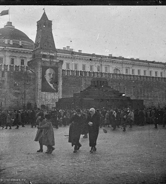 У жовтні 1930 року відкрився гранітний мавзолей. До того існували два дерев'яних