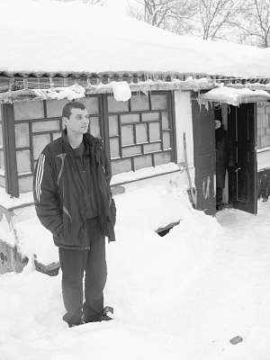 Володимир Лавров стоїть біля будинку, де мешкала колишня дружина брата Юрія — Ніна Лаврова у селі Борсків Тиврівського району Вінниччини. У неї залишилися двоє дітей