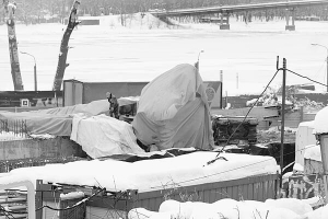 У понеділок на Поштовій площі в Києві будівельники накривають тентом бурову установку. Кажуть, впала, коли забивала палі