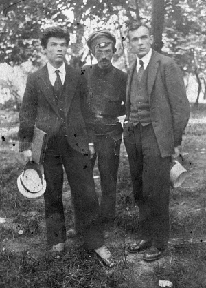 Українські поети, зліва направо, Михайль Семенко, Василь Чумак і Валер’ян Поліщук. 1918-й або 1919 рік