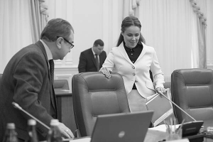 Перший заступник міністра культури Юрій Богуцький та міністр соцполітики Наталія Королевська перед засіданням уряду 26 грудня