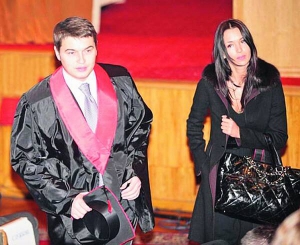 Андрій Ющенко і Єлизавета Єфросиніна у Київському інституті міжнародних відносин. Андрій закінчив заклад у січні 2009-го. За півроку пара одружилася