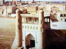 Парадный въезд в Арк. Наверху - галереи с террасами, откуда эмир мог наблюдать за происходящим на площади