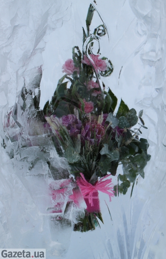 Скульптура з криги та квітів на &quot;Виставці квітів Снігової Королеви&quot;