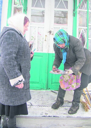 Бібліотекарка Олена Багрій (ліворуч) дає журнал ”Отдохни” жительці хутора Кобиляки Ганні Довгань. На хуторі живуть 12 людей