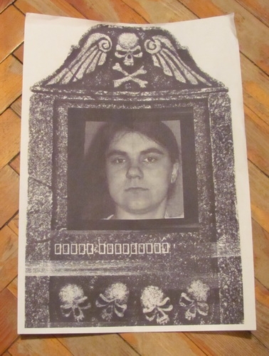 З одного боку всіх листівок зображений пам'ятник із фото журналіста, а з іншого - погрози