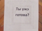 З одного боку всіх листівок зображений пам'ятник із фото журналіста, а з іншого - погрози