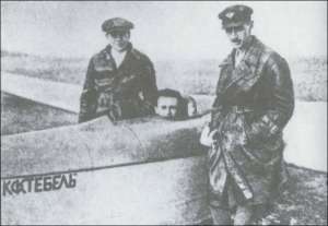 Перший планер Сергій Корольов (у центрі) за власним проектом збудував і пілотував у Криму в 1929 році 