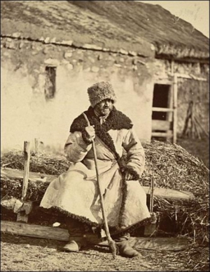 Самые древние тулупы были белыми, а разные оттенки красного, коричневого появились уже после упрощения дубления шкур. Фото украинских крестьян 1882 года 