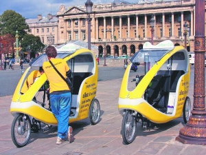Таксі-рикші їздять у центрі Парижа. Мають електродвигун. Після розряджання акумулятора водій крутить педалі. Таксі бере одного пасажира з дитиною. Поїздка коштує п’ять євро