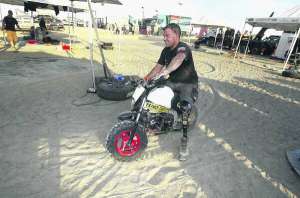 Гонщик команди ”Рейс ту рікавері” Тімоті Рід катається на мотоциклі під час привалу на ралі ”Дакар” у Чилі. У перегонах він змагається в складі екіпажу позашляховика. Морський піхотинець Рід утратив ногу 2010-го, бо підірвався на саморобній бомбі в Афганістані
