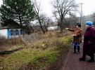 Жителька Сєвєрного Світлана Лаврова показує просілі покинуті хати. У блакитному береті – Лідія Сибіркіна, колишня директорка місцевої шахти ”Северная”
