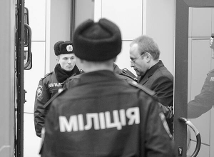 Міліціонери ведуть до автозаку екс-голову Держкомфінпослуг Василя Волгу. У вівторок столичний Апеляційний суд відмовив Волзі в перегляді вироку