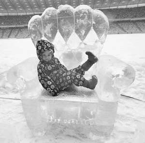 Хлопчик сидить на кріслі з льоду на стадіоні ”Олімпійський” у Києві. 12 січня тут відкрили виставку ”Олімпійська зима” із десяти льодових скульптур. Працюватиме до 14 лютого