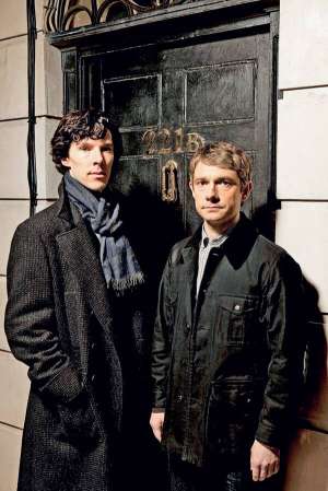 Героїв сучасного британського серіалу ”Шерлок” втілили актори Бенедикт Камбербетч (ліворуч) та Мартін Фріман. Їхню квартиру знімали на Норт-Гоуер-стріт у лондонському районі Блумсбері. Від зйомок на Бейкер-стріт відмовилися через надмір вивісок із написами ”Шерлок Холмс”