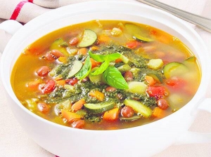 В Італії суп мінестроне обов’язково заправляють соусом песто. Його роблять зі свіжого базиліку, кедрових горішків, пармезану, часнику та оливкової олії