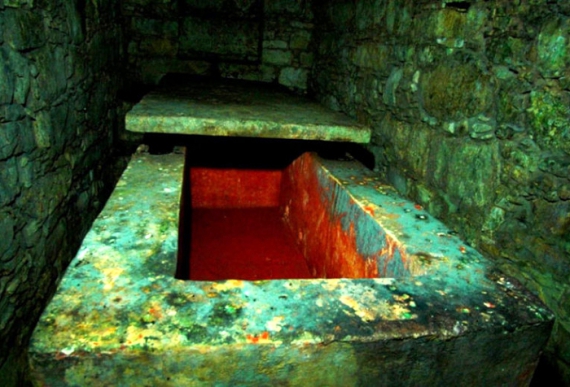 У 1994 році в надрах тринадцятого Храму на головній площі Паленке в монолітному вапняковому саркофазі був знайдений покритий червоним порошком скелет. Саме через кіновар, товщина шару якої місцями сягала 3 сантиметрів, ця особа і отримала своє прізвисько